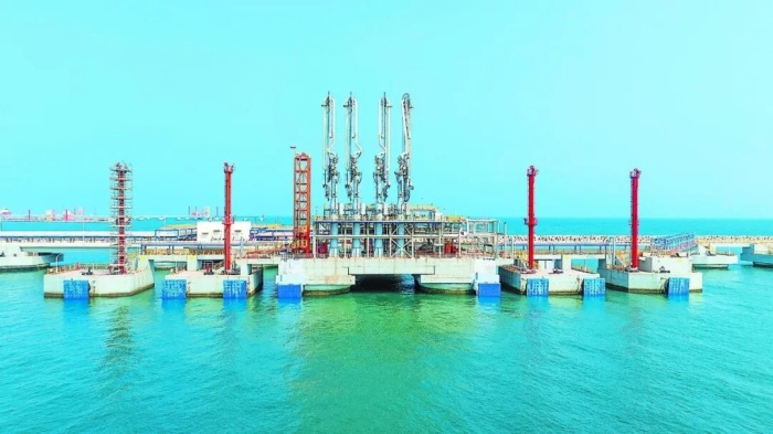 The main construction of the renovation project for the Qingdao LNG receiving station's wharf has been completed.